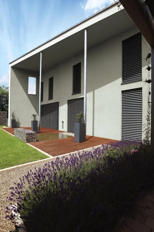 Dom z żaluzjami zewnętrznymi