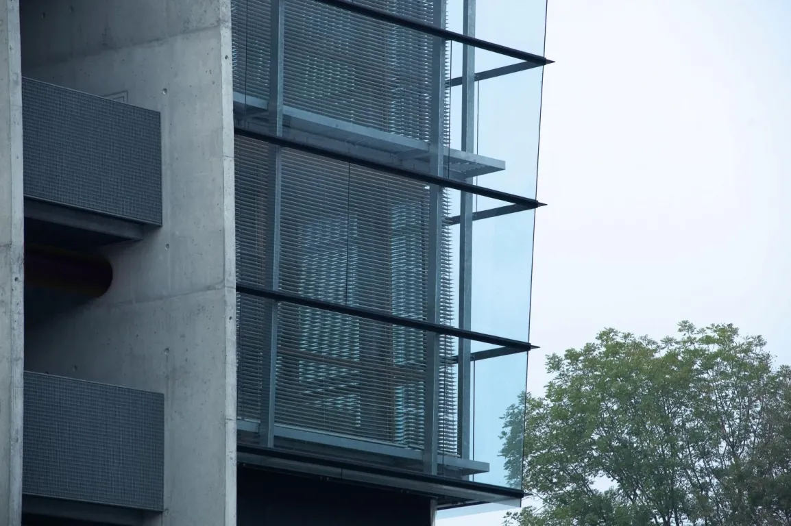 Żaluzje kierujące światłem